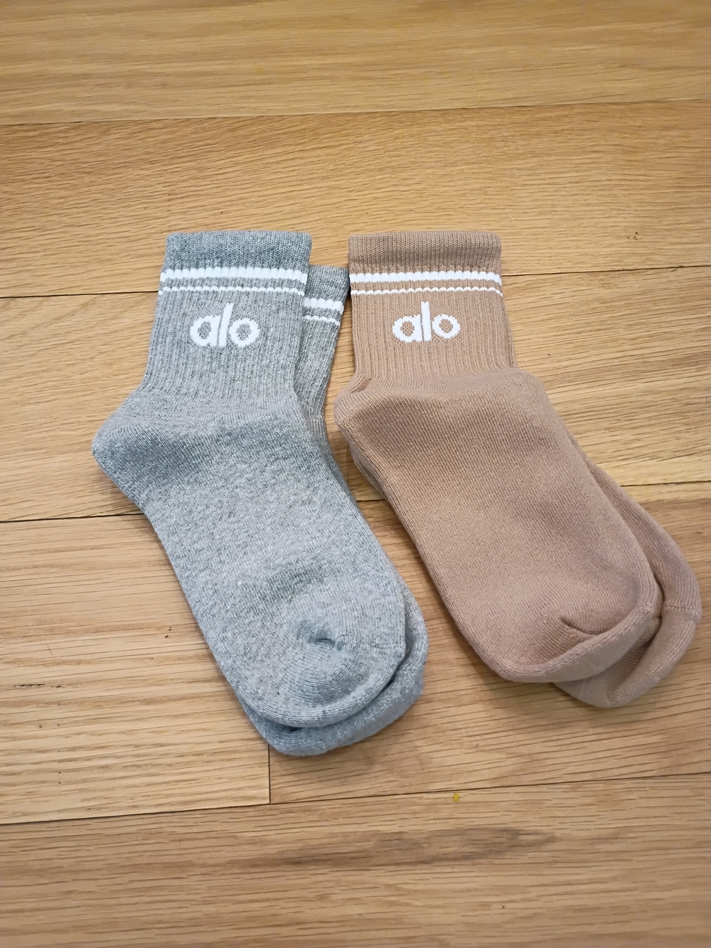 ALO Yoga Two-Pack HALF Crew Socks in Grey and Tan